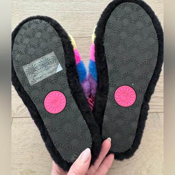 UGG Fluff Yeah Logo Slides size 7 - Picture 9 of 10